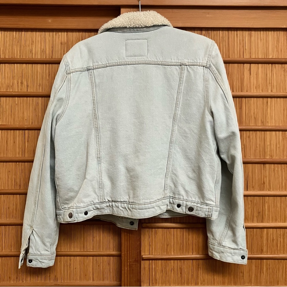 Levi's Light Blue Jean Jacket with White Sherpa Collar - Picture 2 of 3
